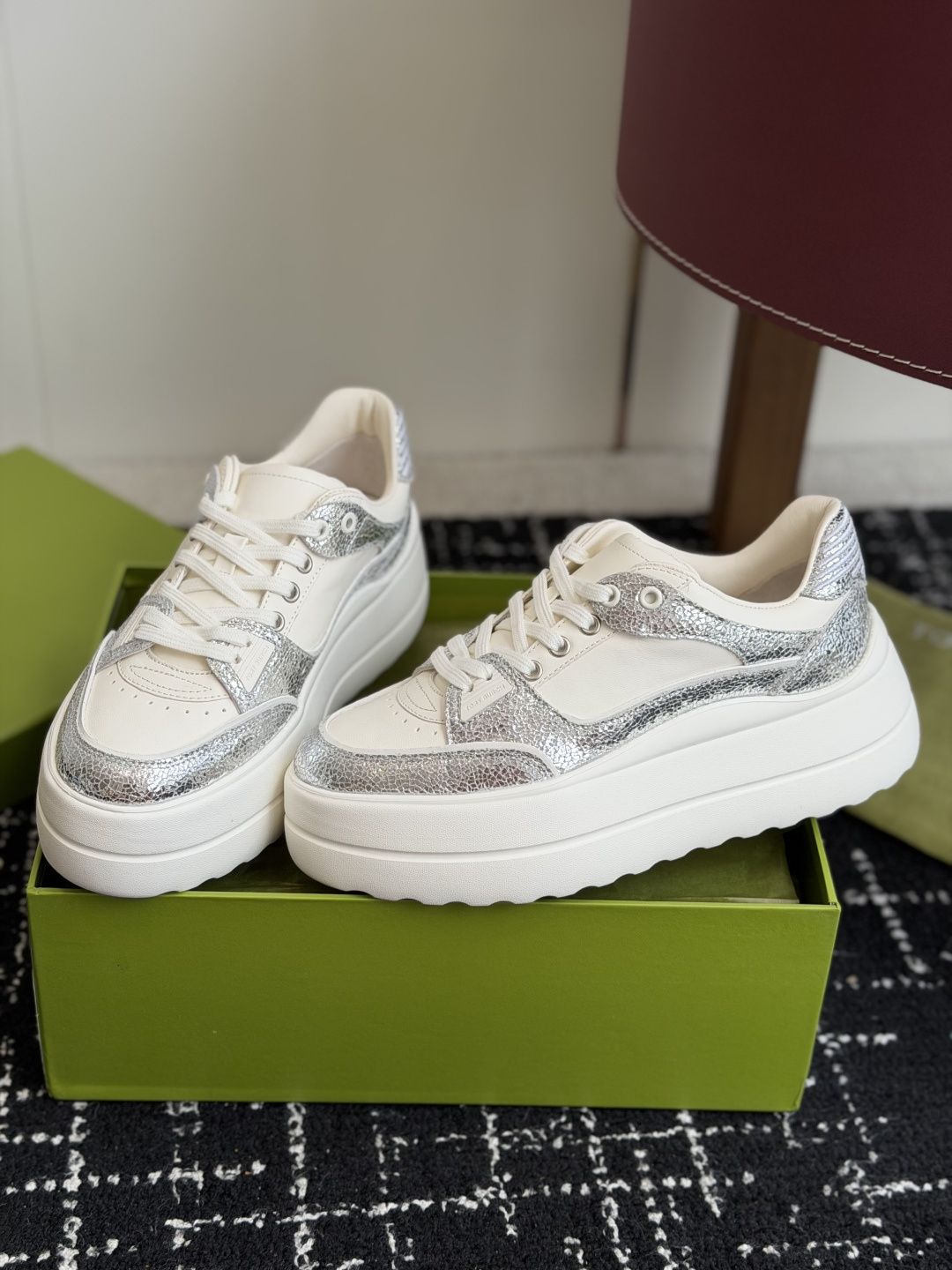 东莞代购级2026 新款tory burch（TB）休闲鞋 女款 整体轮廓简约，简单的配色，夏季百搭小白