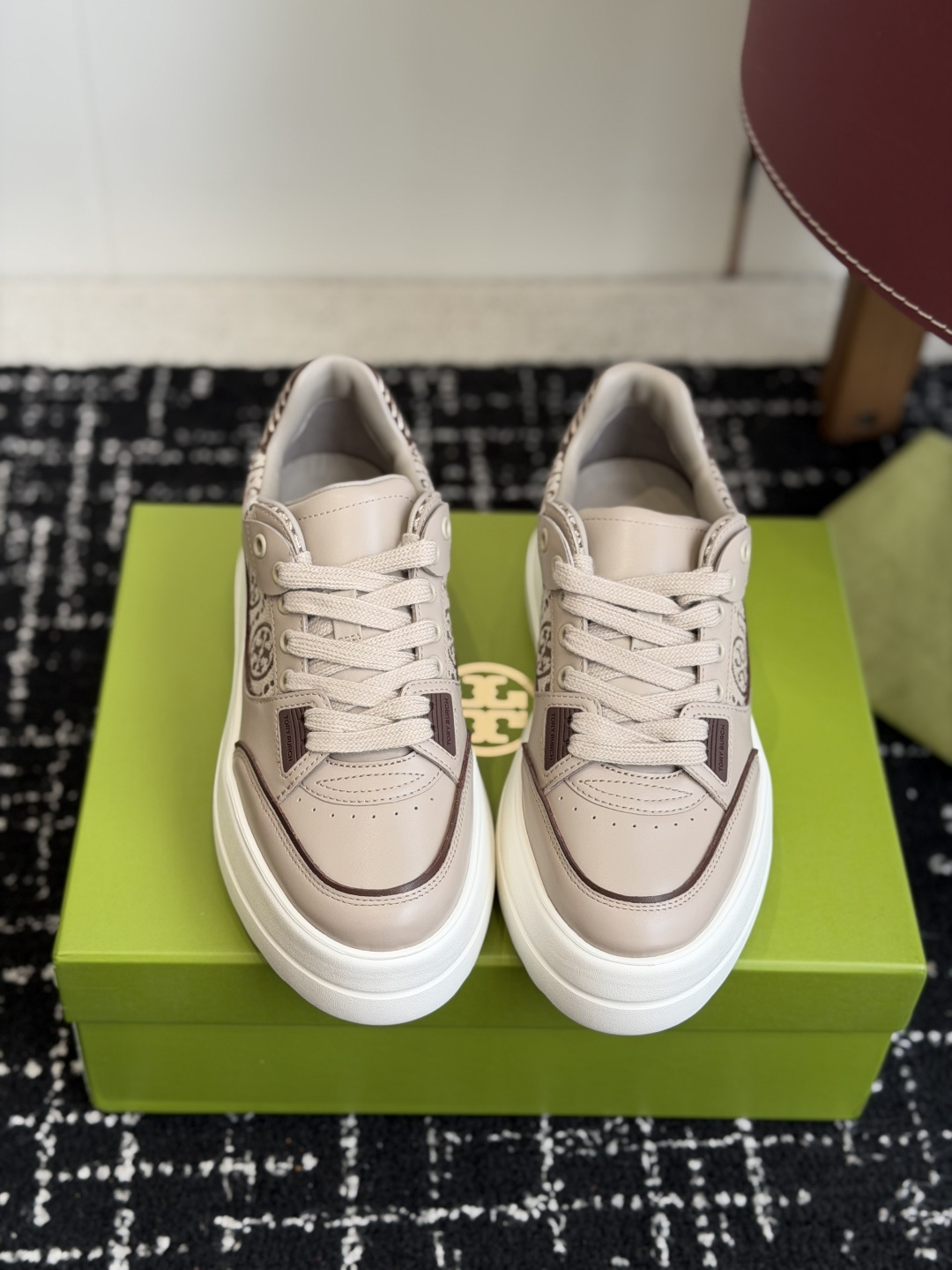 东莞代购级2026 新款tory burch（TB）休闲鞋 女款 整体轮廓简约，简单的配色，夏季百搭小白