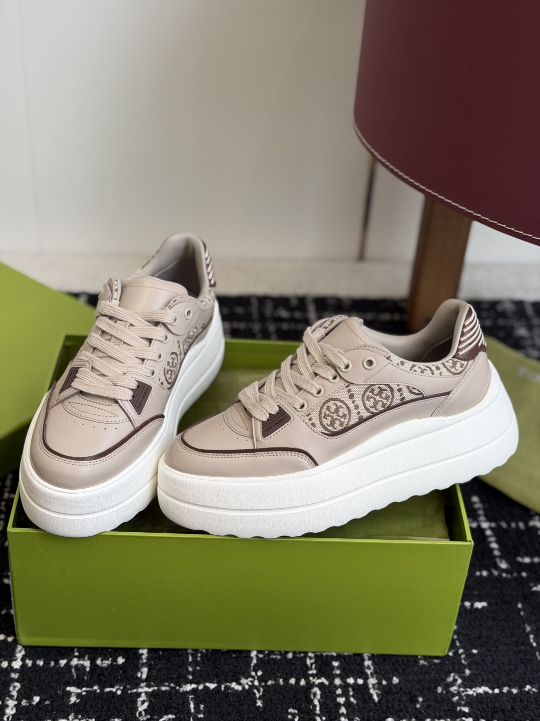 东莞代购级2026 新款tory burch（TB）休闲鞋 女款 整体轮廓简约，简单的配色，夏季百搭小白