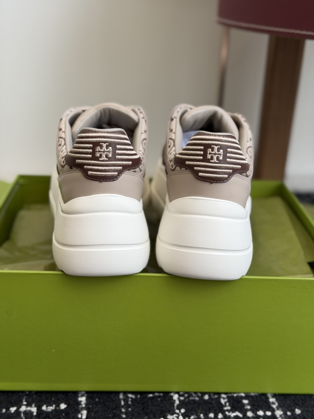 东莞代购级2026 新款tory burch（TB）休闲鞋 女款 整体轮廓简约，简单的配色，夏季百搭小白