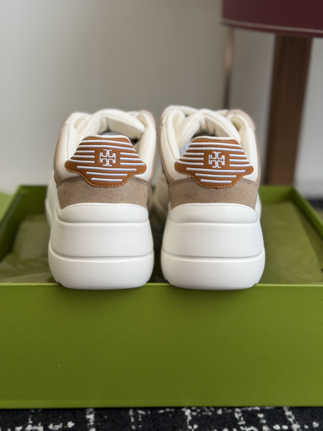 东莞代购级2026 新款tory burch（TB）休闲鞋 女款 整体轮廓简约，简单的配色，夏季百搭小白