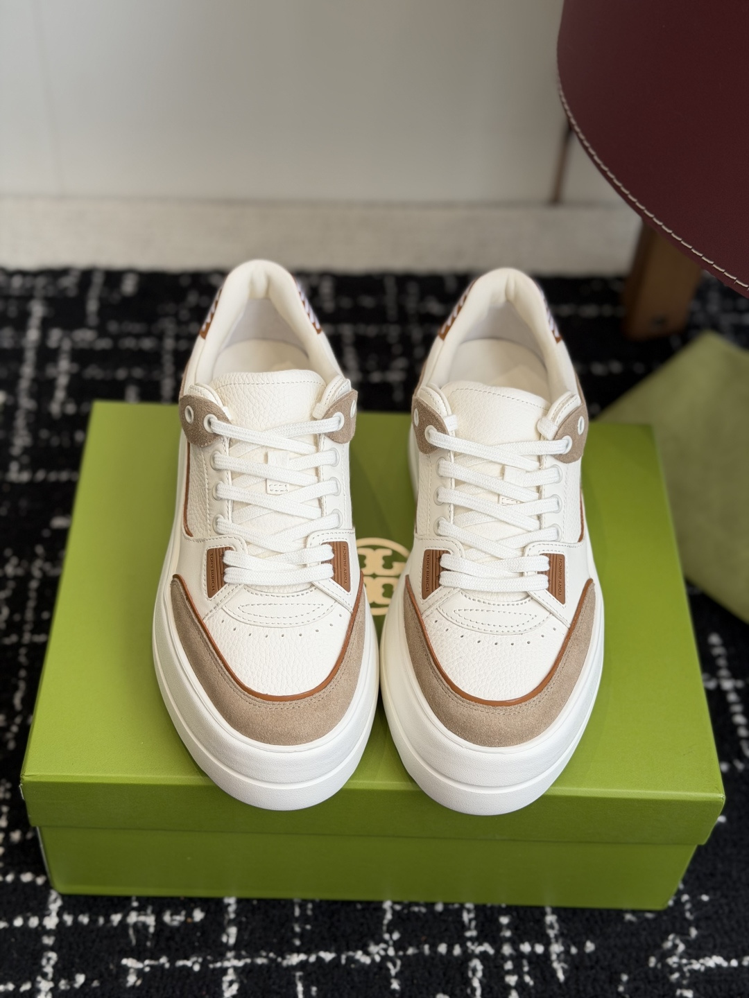 东莞代购级2026 新款tory burch（TB）休闲鞋 女款 整体轮廓简约，简单的配色，夏季百搭小白