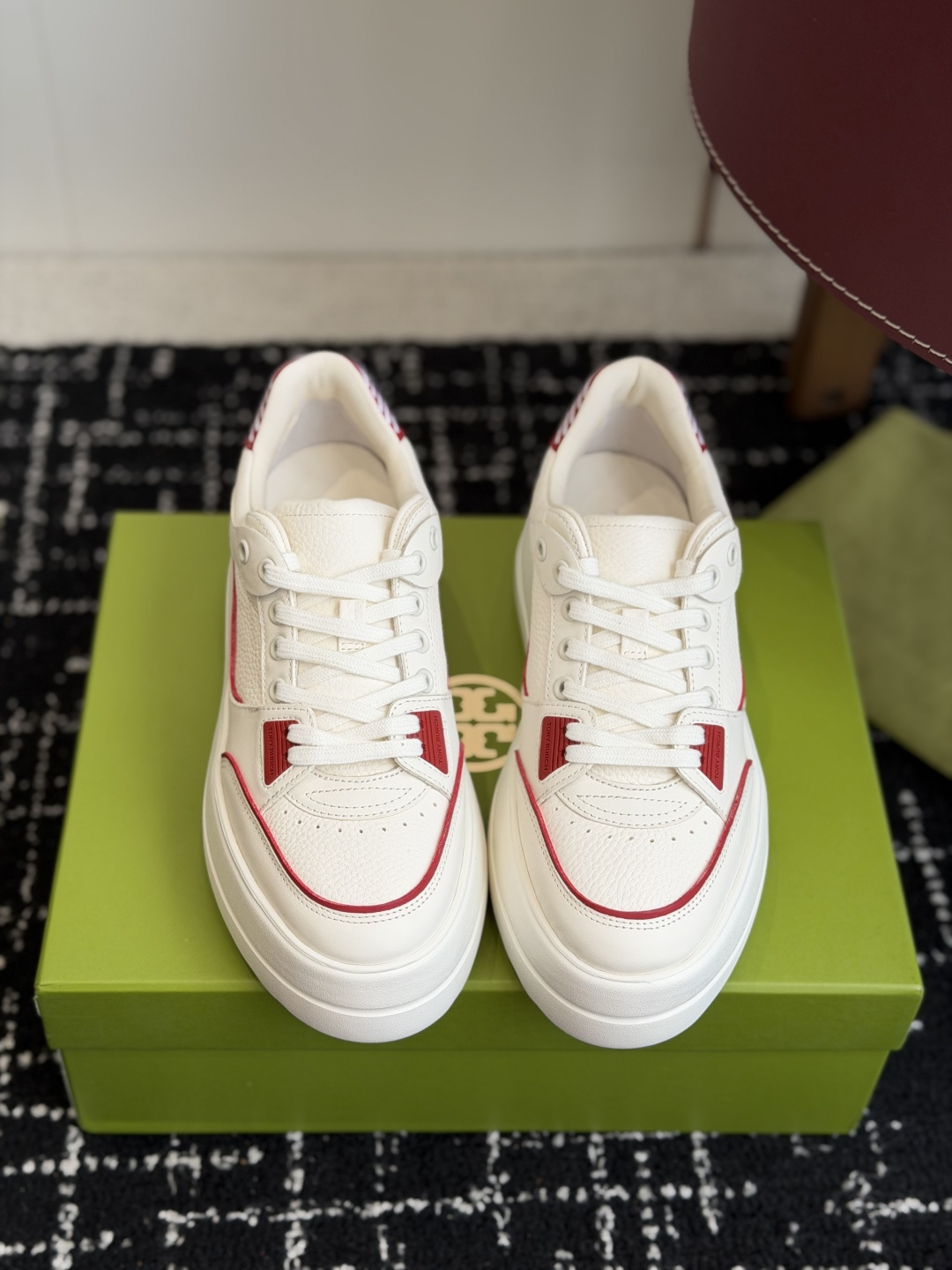 NO:815789,Dongguan purchasing agent 2026 new tory burch (TB) casual shoes for women, simple overall outline, simple color matching, versatile white shoes in summer! Comfortable outsole, height-increasing tool, durable for casual dating! Fabric: Full-grain first-layer cowhide, inner padding sheepskin, size 35-40 (40 customized), casual shoes/sports shoes, burberry, sneakers, cowhide, sheepskin19860909东莞代购级 2026 新款tory burch（TB）休闲鞋 女款 整体轮廓简约,简单的配色,夏季百搭小白鞋！舒适的大底,增高神器,休闲约会耐穿款！ 面料全粒面头层牛皮 內里垫脚羊皮 码数35-40（40定制）,休闲鞋/运动鞋,burberry,sneakers,cowhide,sheepskin,Women's Shoes