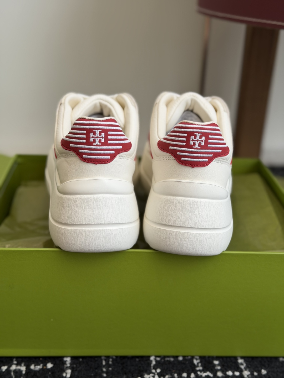 东莞代购级2026 新款tory burch（TB）休闲鞋 女款 整体轮廓简约，简单的配色，夏季百搭小白