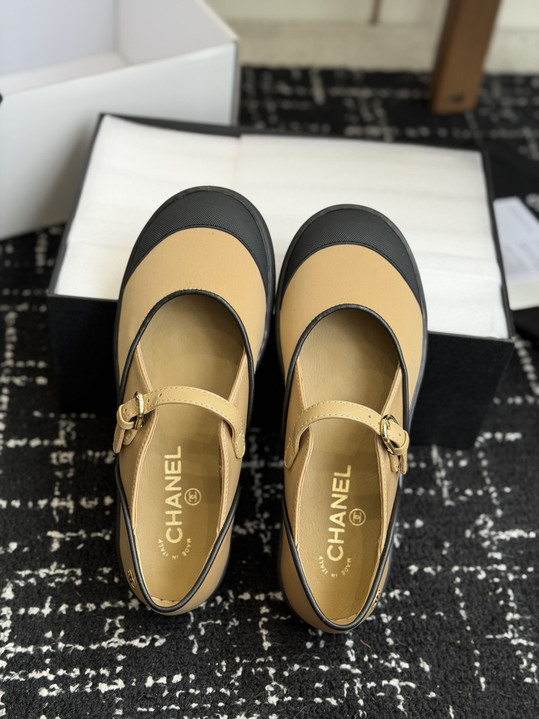 NO:815781,Purchasing agent CHANEL Chanel 26ss spring and summer show style Mary Jane casual shoes. I was attracted by it at first sight and can be freely styled according to the weather changes!  Put on socks to instantly transform into cute shoes for spring and summer!  Become a magical princess in seconds!  The golden hardware buckles are perfectly embellished, a long-lost Mary Jane casual style!  Fabric, imported mixed sheepskin lining, sheepskin outsole, TPU mold non-slip bottom, size 35-41 (customized sizes 40 and 41 are not returnable), Mary Jane, chanel, chanel, mary jane, sheepskin19860909代购级 CHANEL 香奈儿 26ss 春夏秀款 玛丽珍 休闲鞋 第一眼看上就被种草了根据天气变化自由穿搭！套上袜套春夏秒变可爱单鞋！秒变魔法公主 ！金色的五金扣点缀得恰到好处,久违的玛丽珍休闲款！ 面料,进口混种羊皮 内里,羊皮 大底,TPU模具防滑底 码数35-41码（40、41码定制不退换）,玛丽珍,chanel,chanel,mary jane,sheepskin,Women's Shoes
