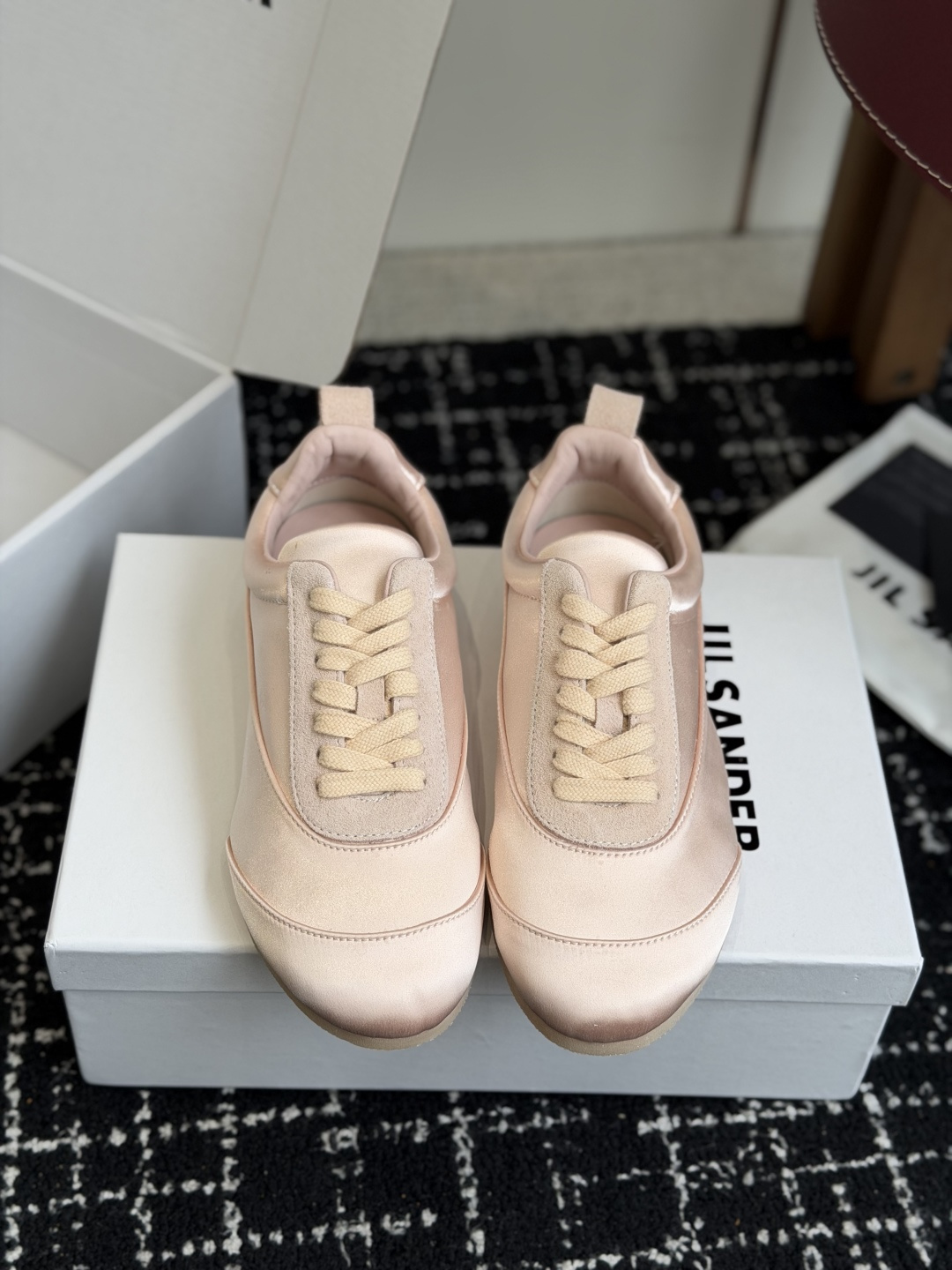 NO:816272,Purchasing agent Jil sande 26ss new new lace-up casual shoes, ballet shoes, moral training shoes, low-key luxury lazy shoes, the best choice for the rich!  The soft rubber sole is known as the feeling of stepping on clouds ~ 100% comfort. The upper is made of delicate material, and the shoe shape is full of wrapping, soft and textured!  Full of high-end feel!  Fabric Niujingshi high-gloss jade silk cloth, sheepskin lining, rubber outsole, size 35 to 40 (customized for 40), casual shoes/sports shoes, jil sander, sneakers, sheepskin19860909代购级 Jil sande 26ss new新款系带休闲鞋芭蕾舞鞋 德训鞋 低调奢华懒人鞋,富人的不二选择！ 软胶底素有踩云感之称～舒适度百分百 细腻材质鞋面,鞋型包裹感十足,柔和而有质感！高级感满满！ 面料牛京十高光珍丝布 内里羊皮 大底生胶底 码数35一40（40定制）,休闲鞋/运动鞋,jil sander,sneakers,sheepskin,Women's Shoes