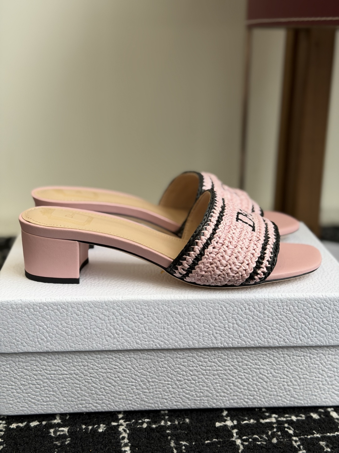代购级DIOR 迪奥新品编织袋电绣凉拖 休闲度假风 夏日必入搭配单品 面料：立体刺绣 飞织内里：垫脚羊皮