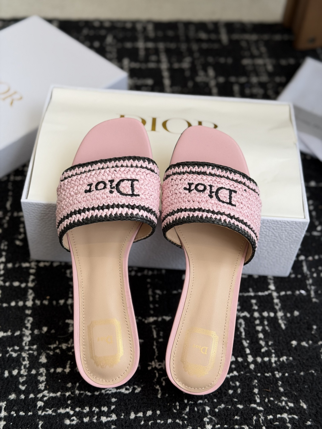 代购级DIOR 迪奥新品编织袋电绣凉拖 休闲度假风 夏日必入搭配单品 面料：立体刺绣 飞织内里：垫脚羊皮