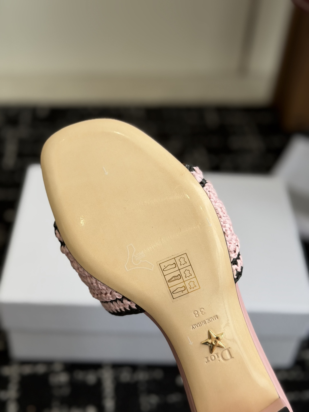代购级DIOR 迪奥新品编织袋电绣凉拖 休闲度假风 夏日必入搭配单品 面料：立体刺绣 飞织内里：垫脚羊皮