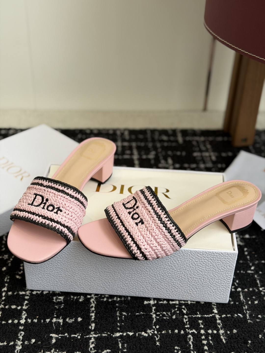 代购级DIOR 迪奥新品编织袋电绣凉拖 休闲度假风 夏日必入搭配单品 面料：立体刺绣 飞织内里：垫脚羊皮