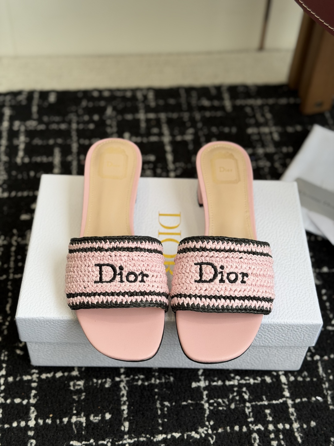 代购级DIOR 迪奥新品编织袋电绣凉拖 休闲度假风 夏日必入搭配单品 面料：立体刺绣 飞织内里：垫脚羊皮