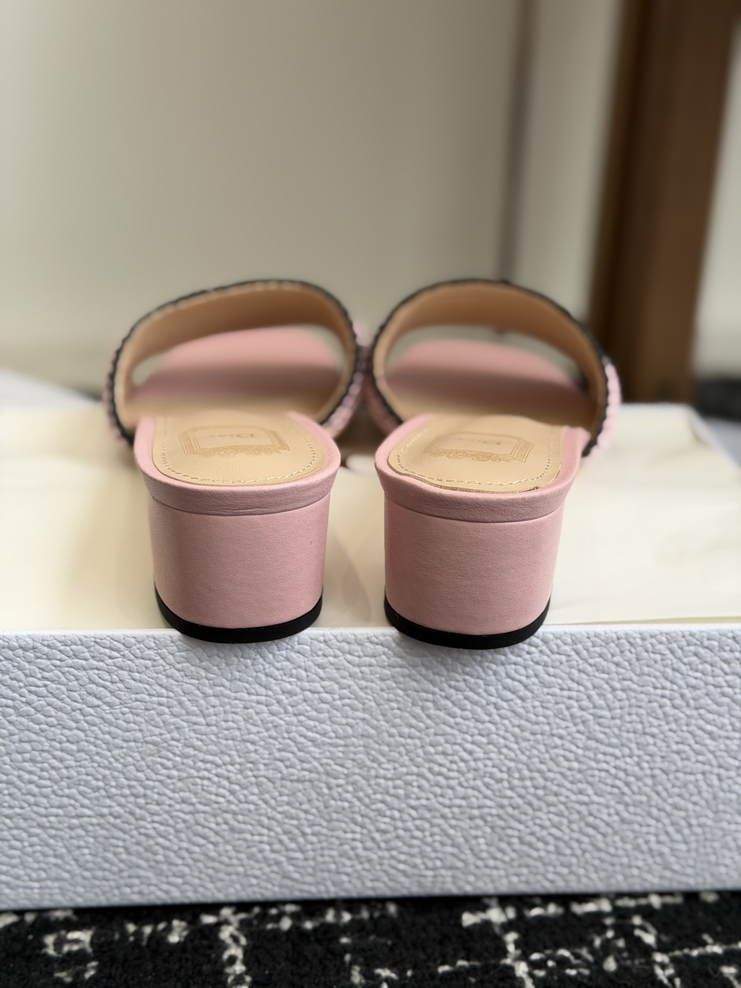 代购级DIOR 迪奥新品编织袋电绣凉拖 休闲度假风 夏日必入搭配单品 面料：立体刺绣 飞织内里：垫脚羊皮