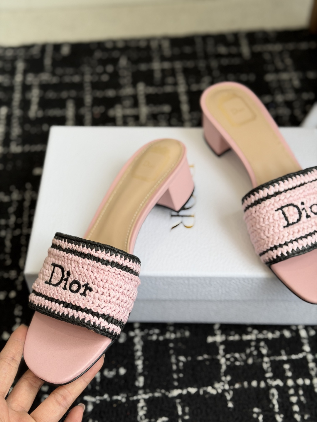 代购级DIOR 迪奥新品编织袋电绣凉拖 休闲度假风 夏日必入搭配单品 面料：立体刺绣 飞织内里：垫脚羊皮