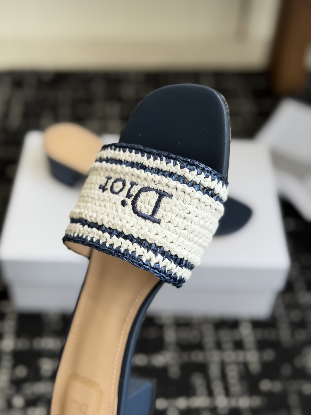 代购级DIOR 迪奥新品编织袋电绣凉拖 休闲度假风 夏日必入搭配单品 面料：立体刺绣 飞织内里：垫脚羊皮