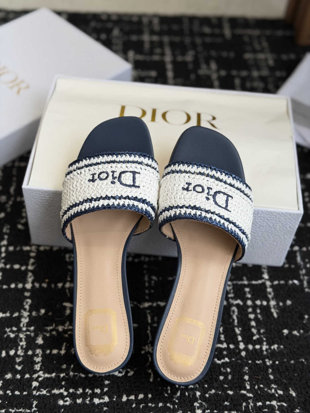 代购级DIOR 迪奥新品编织袋电绣凉拖 休闲度假风 夏日必入搭配单品 面料：立体刺绣 飞织内里：垫脚羊皮