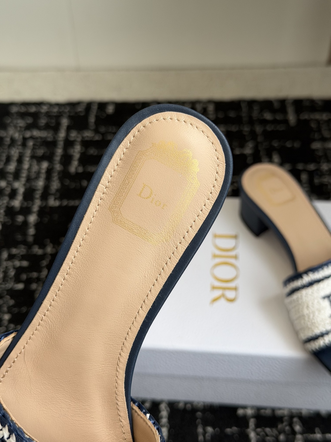 代购级DIOR 迪奥新品编织袋电绣凉拖 休闲度假风 夏日必入搭配单品 面料：立体刺绣 飞织内里：垫脚羊皮