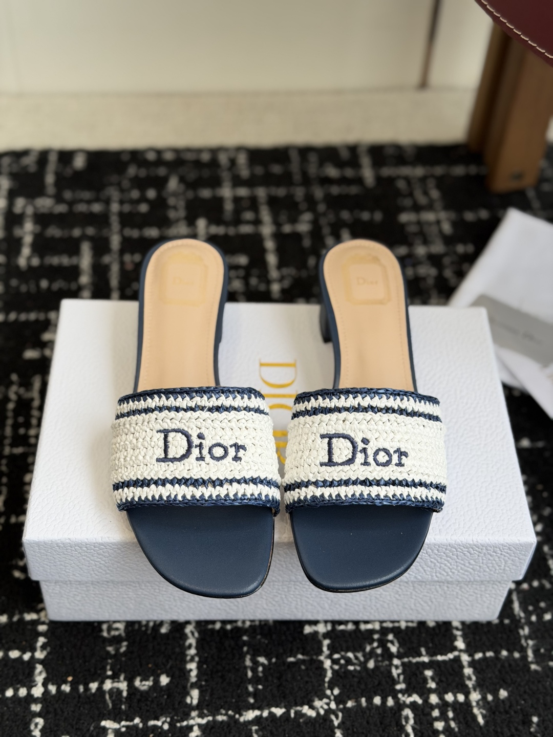 代购级DIOR 迪奥新品编织袋电绣凉拖 休闲度假风 夏日必入搭配单品 面料：立体刺绣 飞织内里：垫脚羊皮