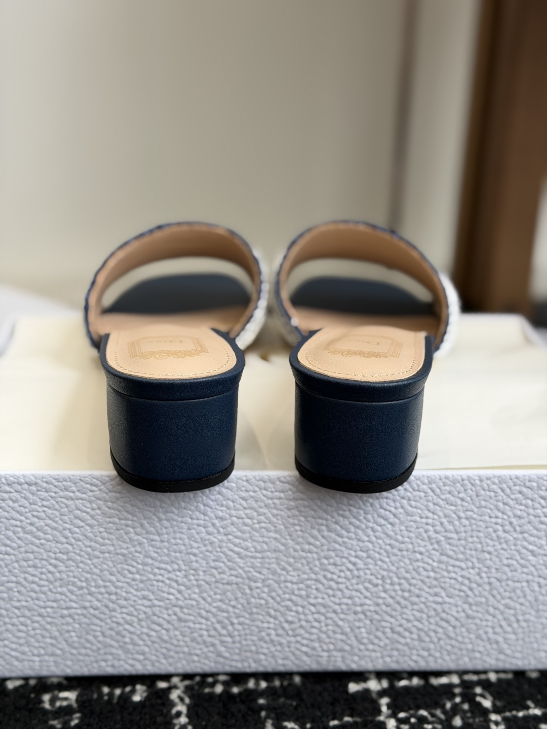代购级DIOR 迪奥新品编织袋电绣凉拖 休闲度假风 夏日必入搭配单品 面料：立体刺绣 飞织内里：垫脚羊皮