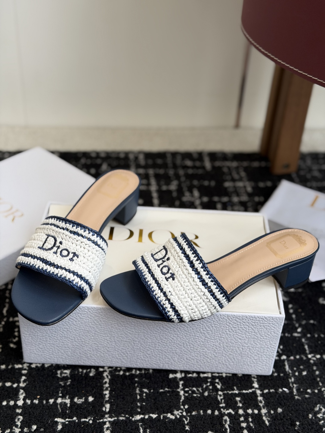 代购级DIOR 迪奥新品编织袋电绣凉拖 休闲度假风 夏日必入搭配单品 面料：立体刺绣 飞织内里：垫脚羊皮