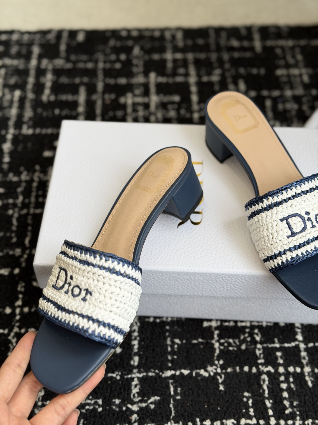 代购级DIOR 迪奥新品编织袋电绣凉拖 休闲度假风 夏日必入搭配单品 面料：立体刺绣 飞织内里：垫脚羊皮