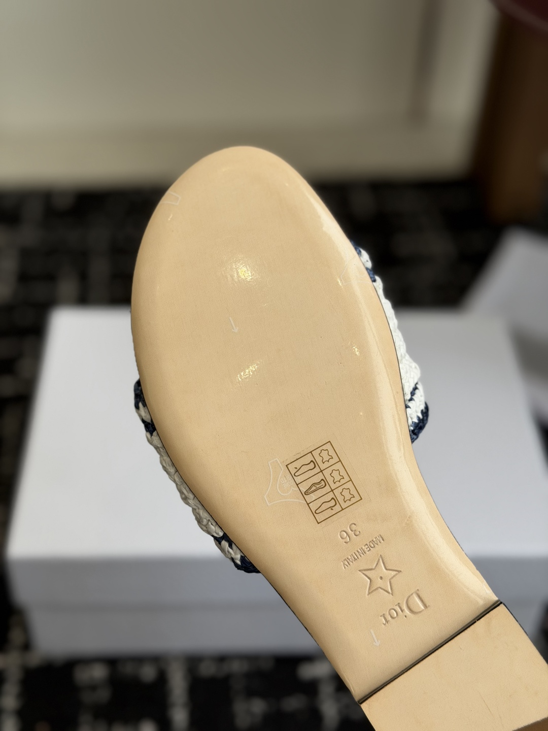 代购级DIOR 迪奥新品编织袋电绣凉拖 休闲度假风 夏日必入搭配单品 面料：立体刺绣 飞织内里：垫脚羊皮