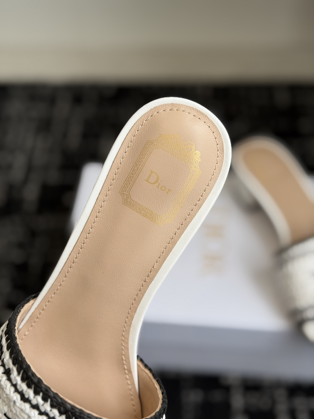 代购级DIOR 迪奥新品编织袋电绣凉拖 休闲度假风 夏日必入搭配单品 面料：立体刺绣 飞织内里：垫脚羊皮