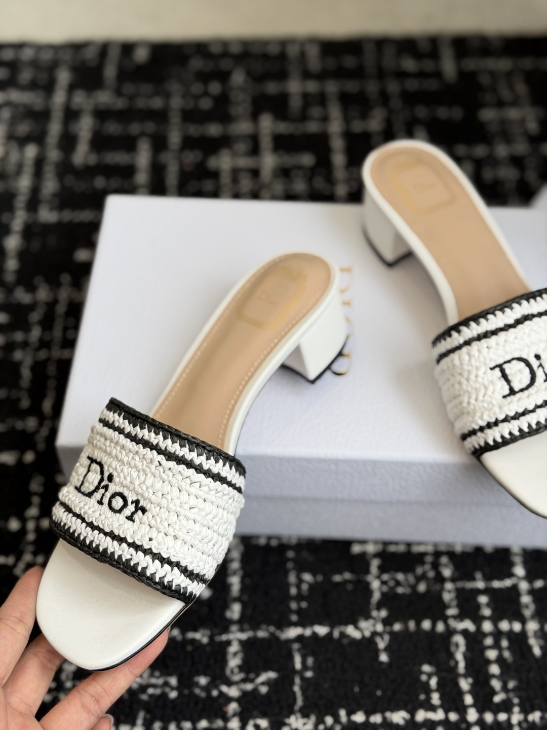 代购级DIOR 迪奥新品编织袋电绣凉拖 休闲度假风 夏日必入搭配单品 面料：立体刺绣 飞织内里：垫脚羊皮