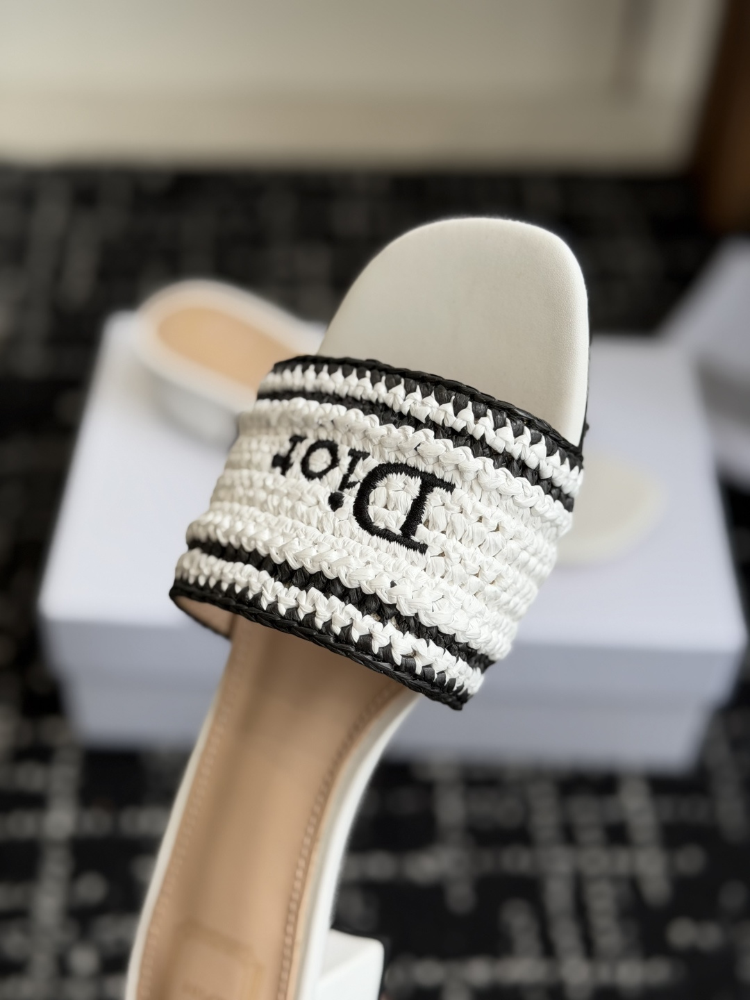 代购级DIOR 迪奥新品编织袋电绣凉拖 休闲度假风 夏日必入搭配单品 面料：立体刺绣 飞织内里：垫脚羊皮