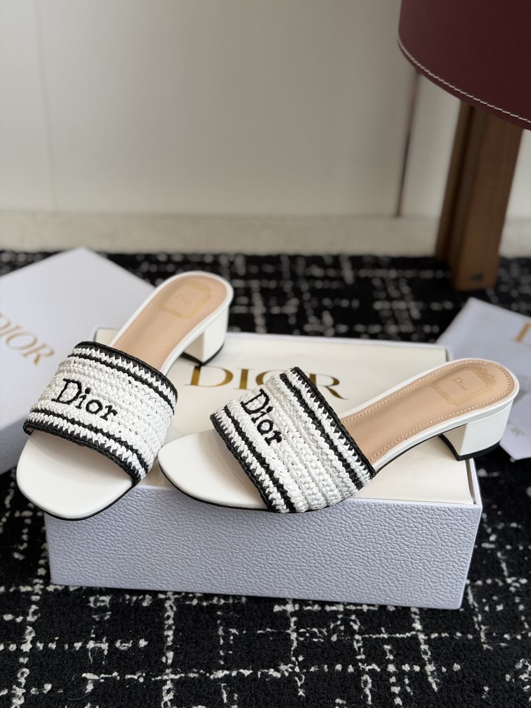 代购级DIOR 迪奥新品编织袋电绣凉拖 休闲度假风 夏日必入搭配单品 面料：立体刺绣 飞织内里：垫脚羊皮