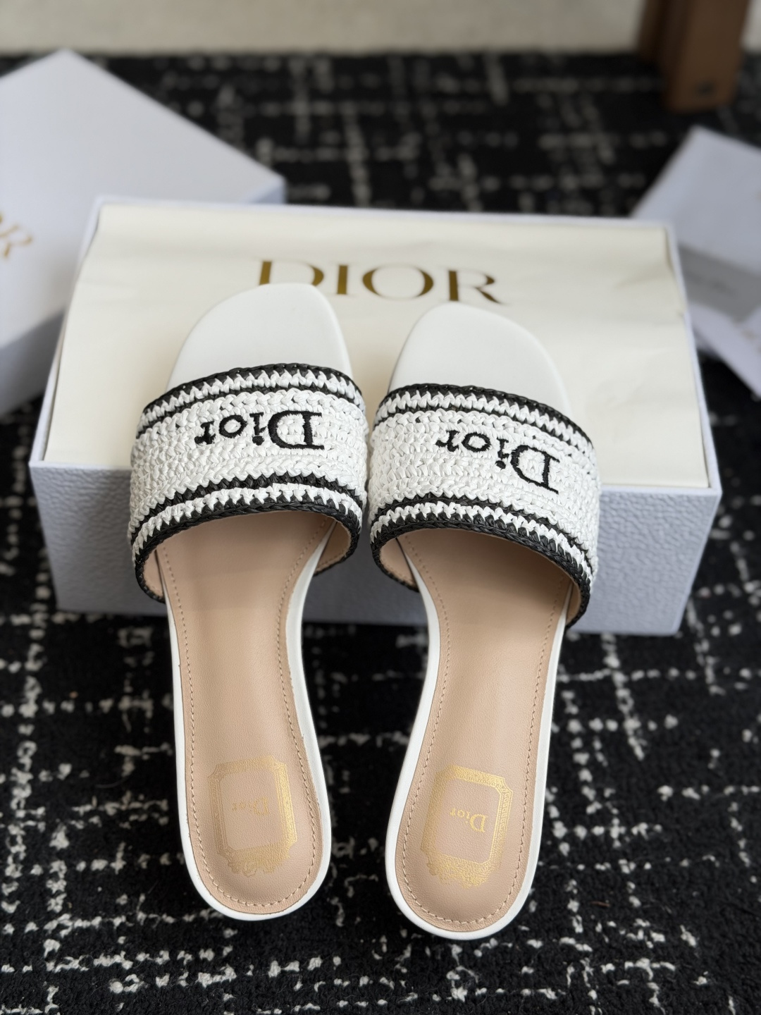 代购级DIOR 迪奥新品编织袋电绣凉拖 休闲度假风 夏日必入搭配单品 面料：立体刺绣 飞织内里：垫脚羊皮