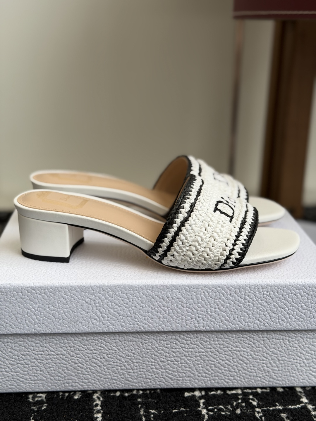 代购级DIOR 迪奥新品编织袋电绣凉拖 休闲度假风 夏日必入搭配单品 面料：立体刺绣 飞织内里：垫脚羊皮