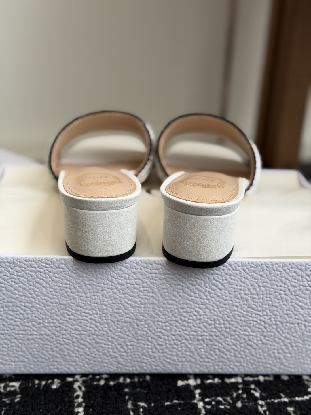 代购级DIOR 迪奥新品编织袋电绣凉拖 休闲度假风 夏日必入搭配单品 面料：立体刺绣 飞织内里：垫脚羊皮