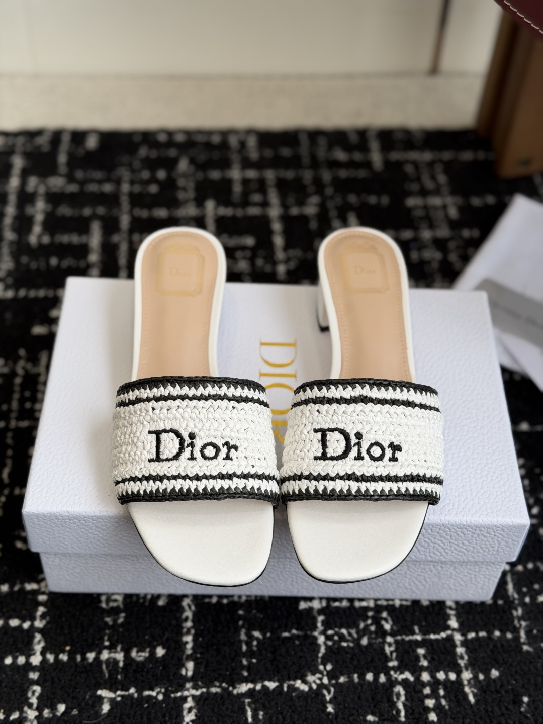 代购级DIOR 迪奥新品编织袋电绣凉拖 休闲度假风 夏日必入搭配单品 面料：立体刺绣 飞织内里：垫脚羊皮