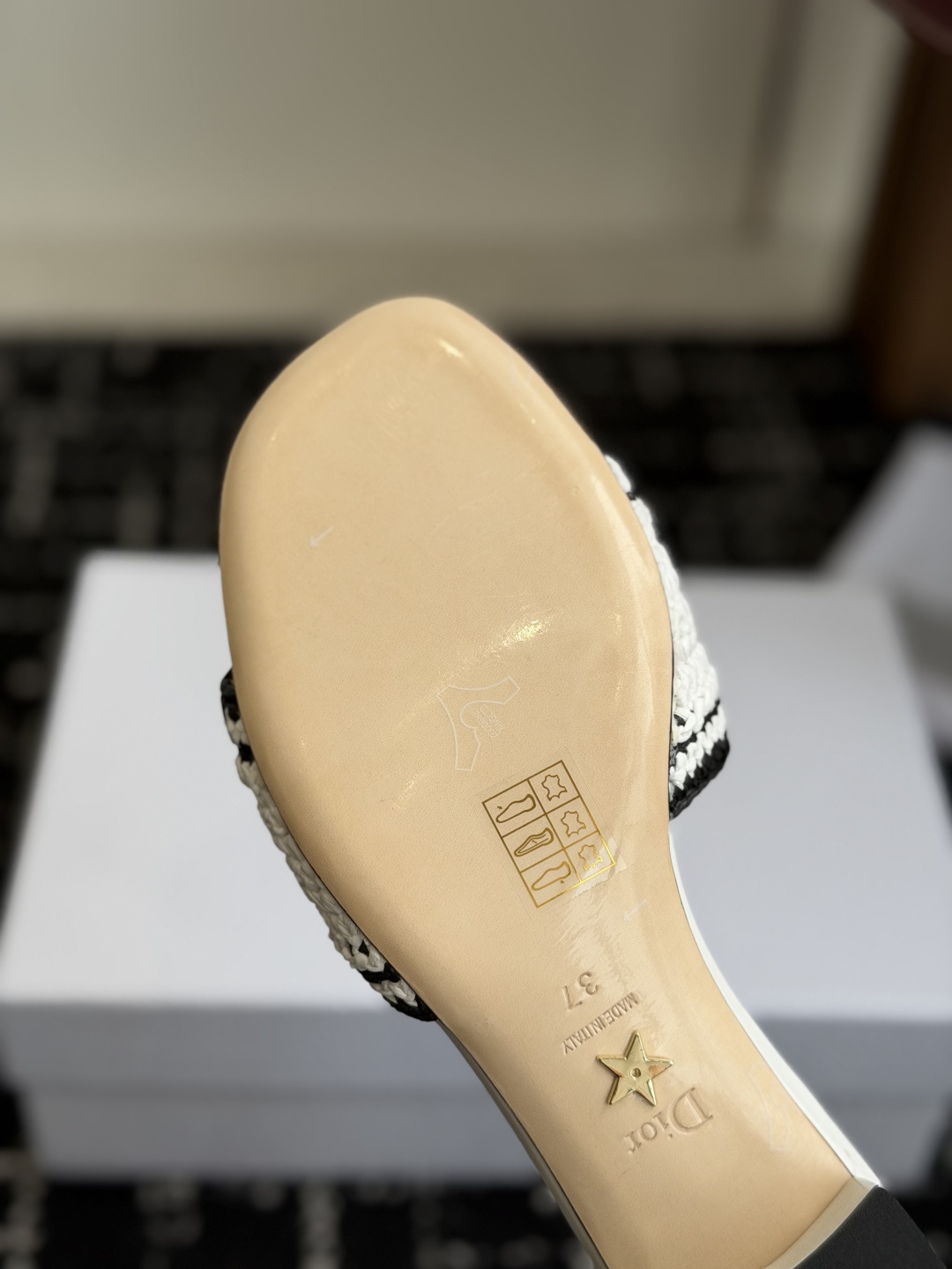 代购级DIOR 迪奥新品编织袋电绣凉拖 休闲度假风 夏日必入搭配单品 面料：立体刺绣 飞织内里：垫脚羊皮