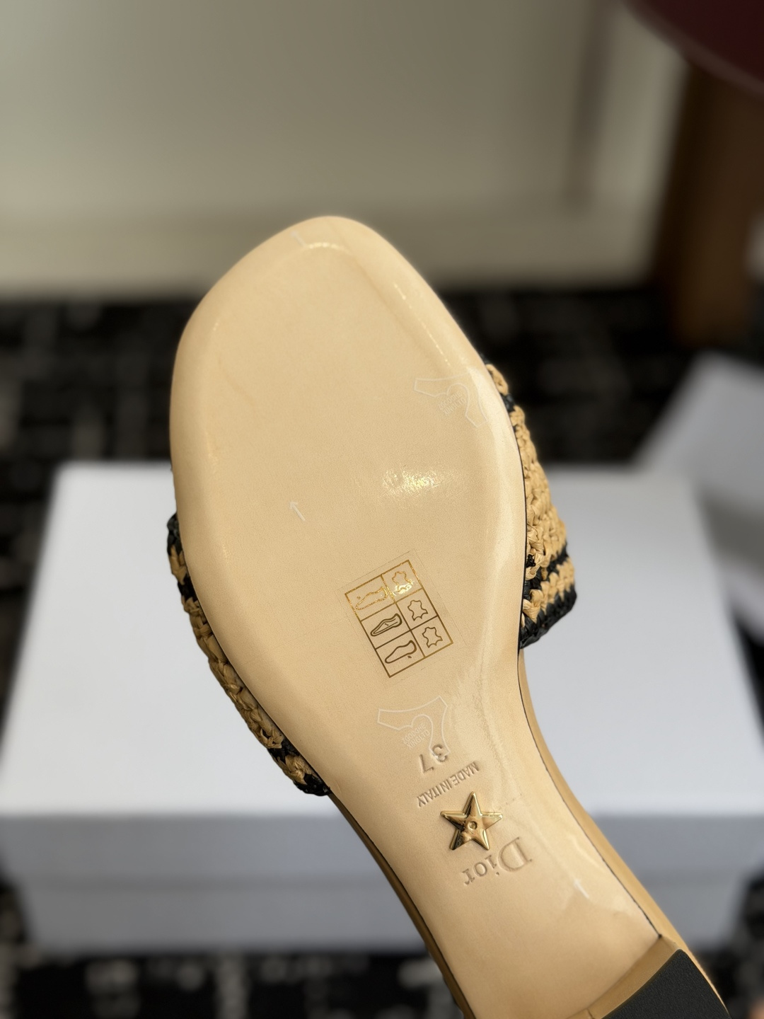 代购级DIOR 迪奥新品编织袋电绣凉拖 休闲度假风 夏日必入搭配单品 面料：立体刺绣 飞织内里：垫脚羊皮