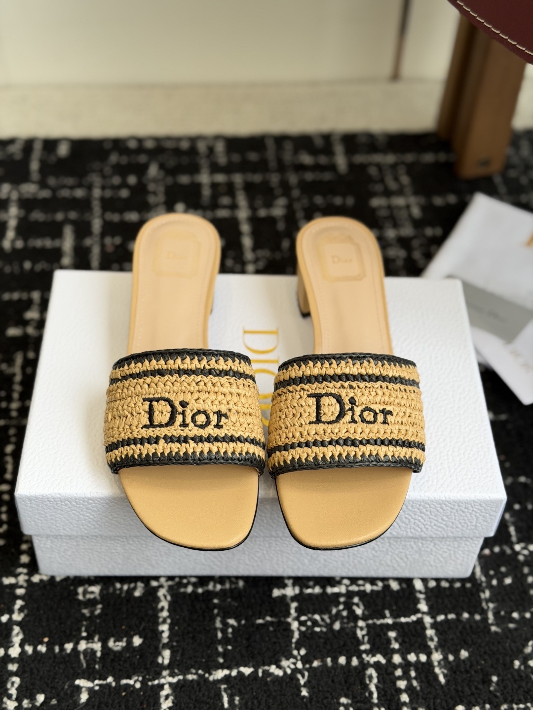 代购级DIOR 迪奥新品编织袋电绣凉拖 休闲度假风 夏日必入搭配单品 面料：立体刺绣 飞织内里：垫脚羊皮