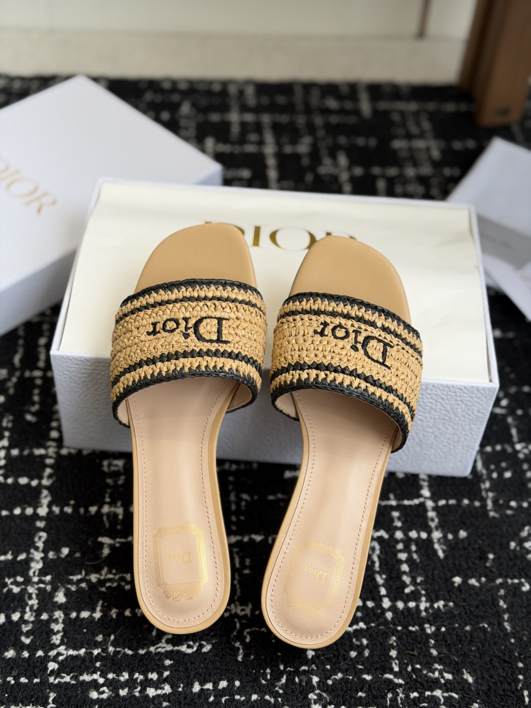 代购级DIOR 迪奥新品编织袋电绣凉拖 休闲度假风 夏日必入搭配单品 面料：立体刺绣 飞织内里：垫脚羊皮