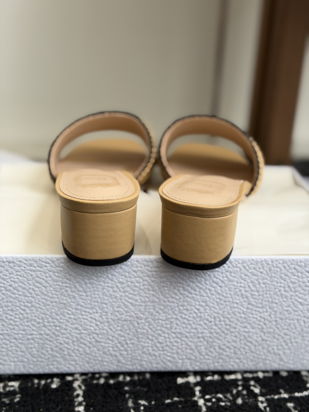 代购级DIOR 迪奥新品编织袋电绣凉拖 休闲度假风 夏日必入搭配单品 面料：立体刺绣 飞织内里：垫脚羊皮
