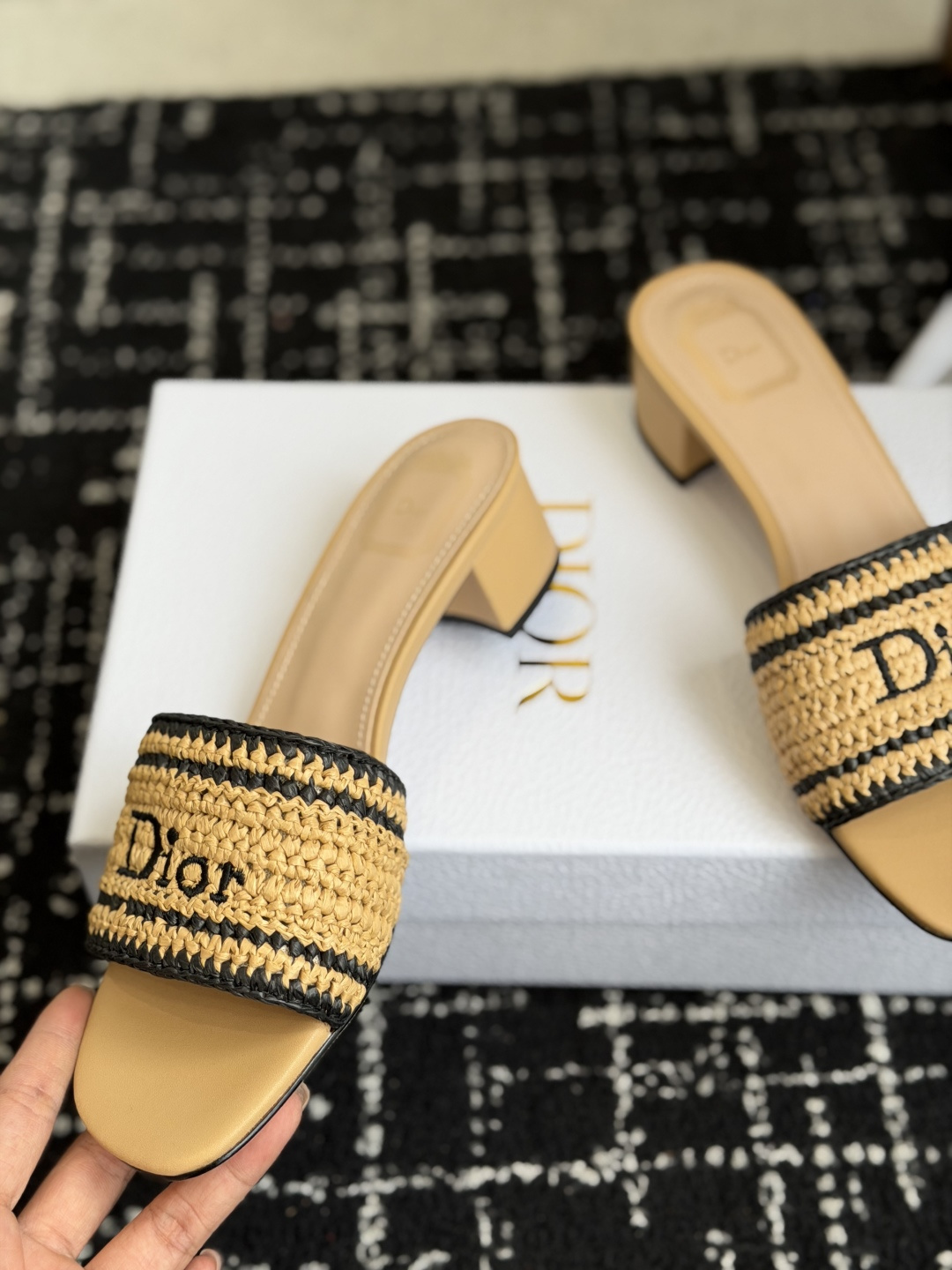 代购级DIOR 迪奥新品编织袋电绣凉拖 休闲度假风 夏日必入搭配单品 面料：立体刺绣 飞织内里：垫脚羊皮