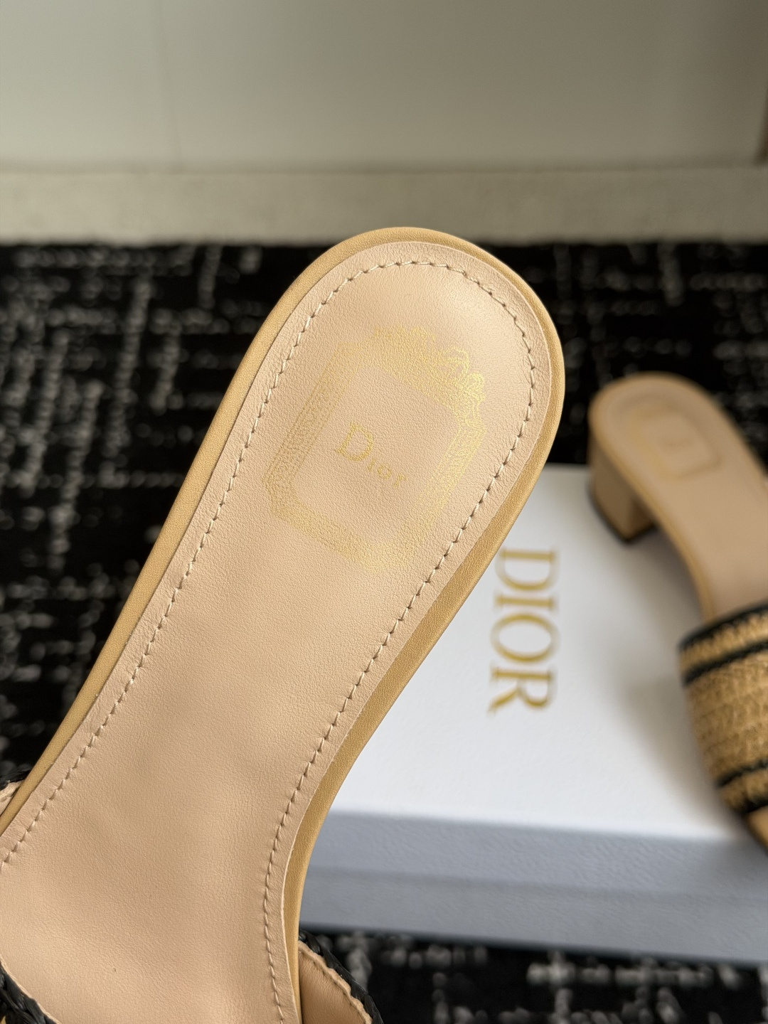 代购级DIOR 迪奥新品编织袋电绣凉拖 休闲度假风 夏日必入搭配单品 面料：立体刺绣 飞织内里：垫脚羊皮