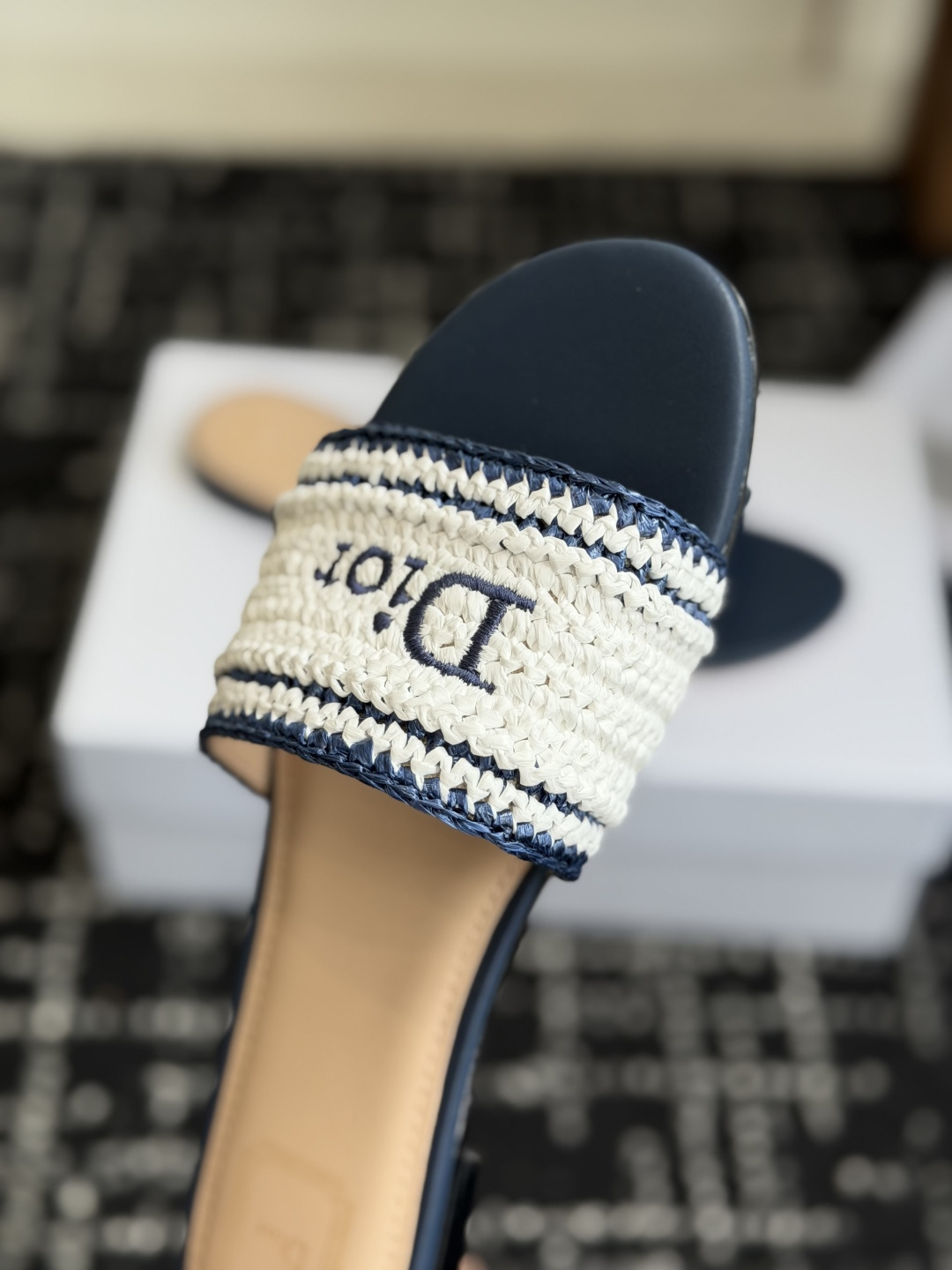 代购级DIOR 迪奥新品编织袋电绣凉拖 休闲度假风 夏日必入搭配单品 面料：立体刺绣 飞织内里：垫脚羊皮