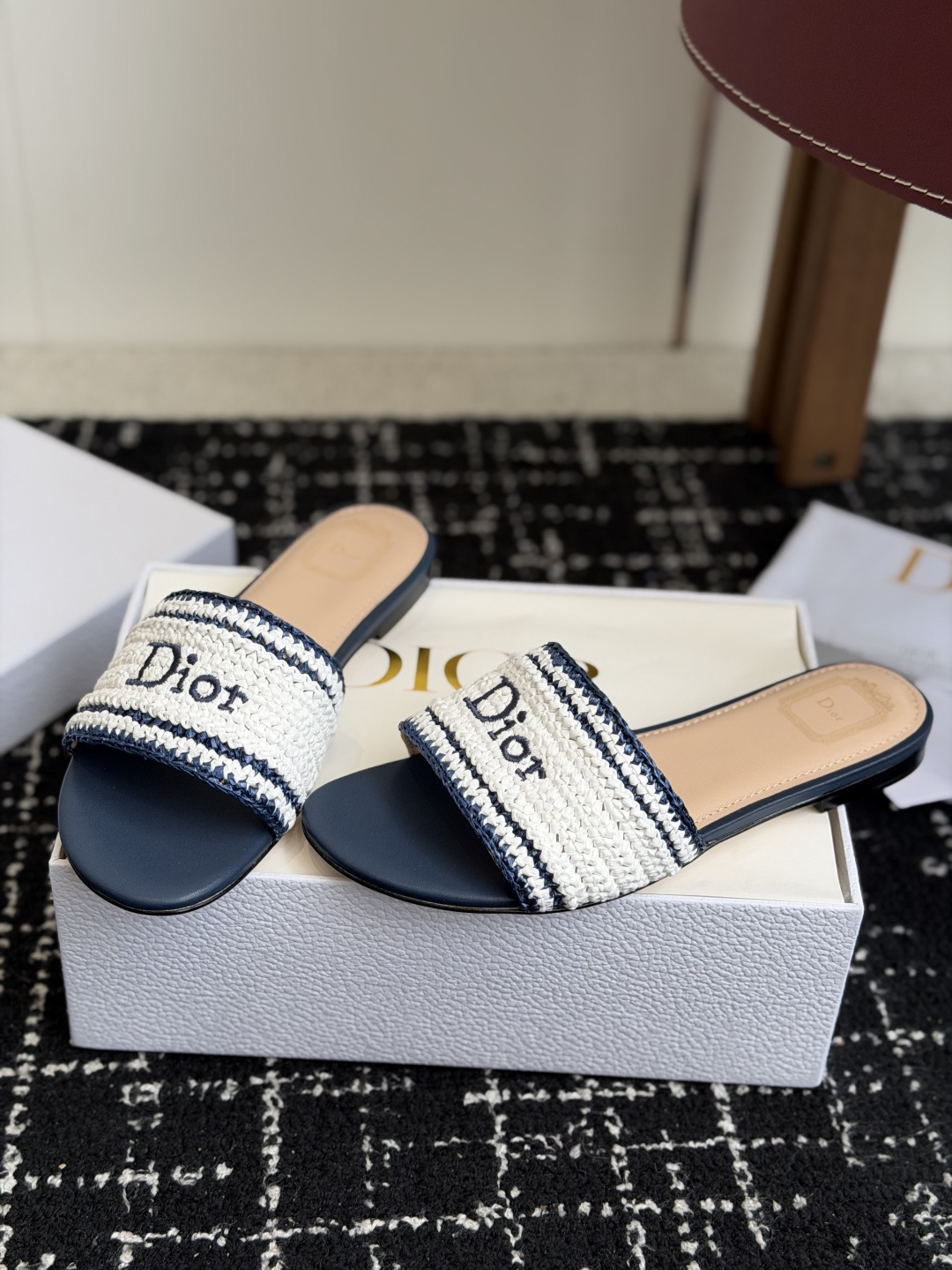 代购级DIOR 迪奥新品编织袋电绣凉拖 休闲度假风 夏日必入搭配单品 面料：立体刺绣 飞织内里：垫脚羊皮