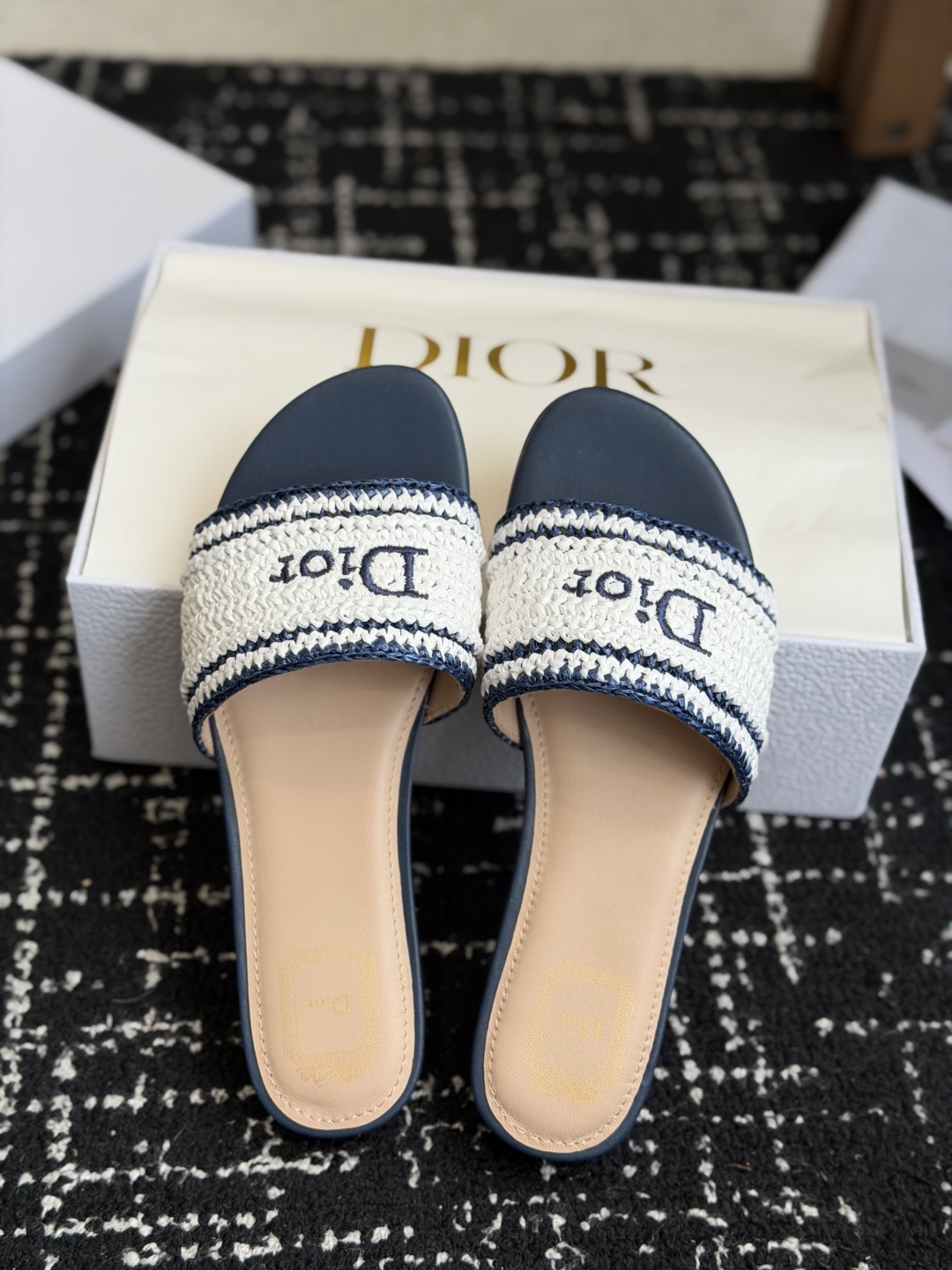 代购级DIOR 迪奥新品编织袋电绣凉拖 休闲度假风 夏日必入搭配单品 面料：立体刺绣 飞织内里：垫脚羊皮