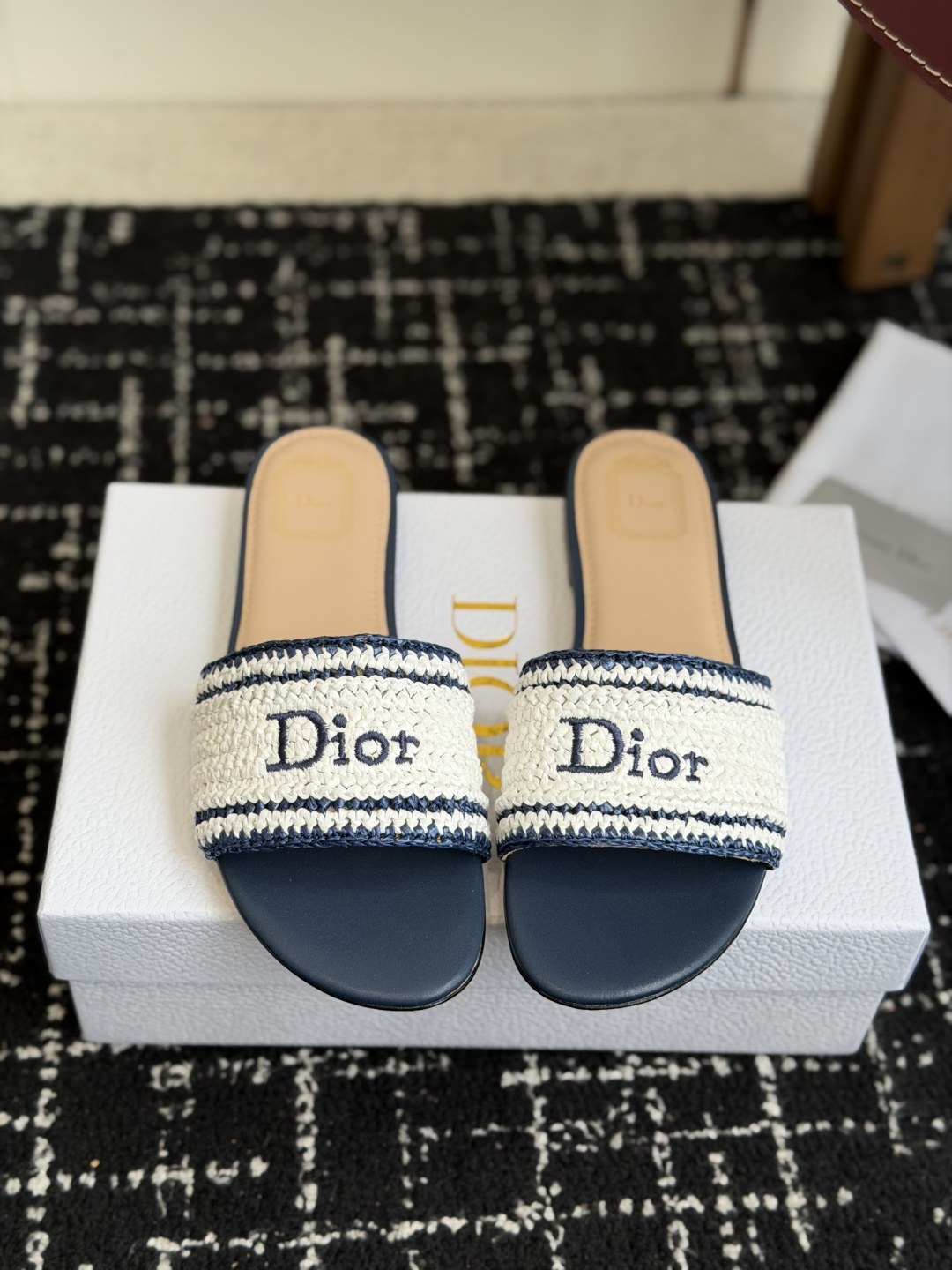 代购级DIOR 迪奥新品编织袋电绣凉拖 休闲度假风 夏日必入搭配单品 面料：立体刺绣 飞织内里：垫脚羊皮
