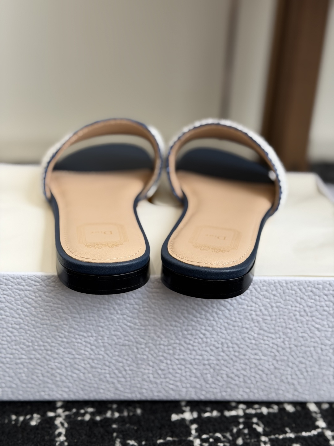 代购级DIOR 迪奥新品编织袋电绣凉拖 休闲度假风 夏日必入搭配单品 面料：立体刺绣 飞织内里：垫脚羊皮