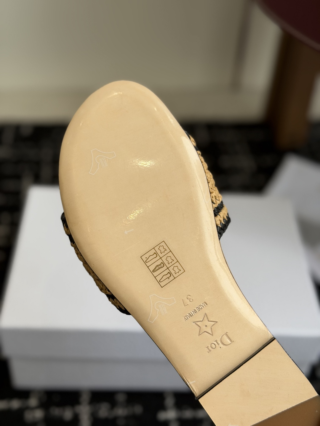 代购级DIOR 迪奥新品编织袋电绣凉拖 休闲度假风 夏日必入搭配单品 面料：立体刺绣 飞织内里：垫脚羊皮