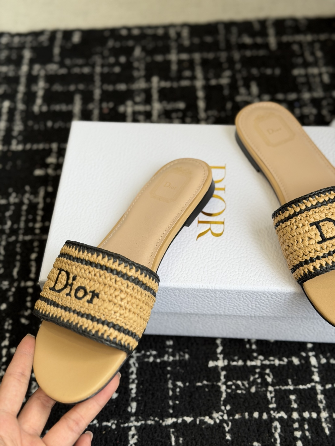 代购级DIOR 迪奥新品编织袋电绣凉拖 休闲度假风 夏日必入搭配单品 面料：立体刺绣 飞织内里：垫脚羊皮