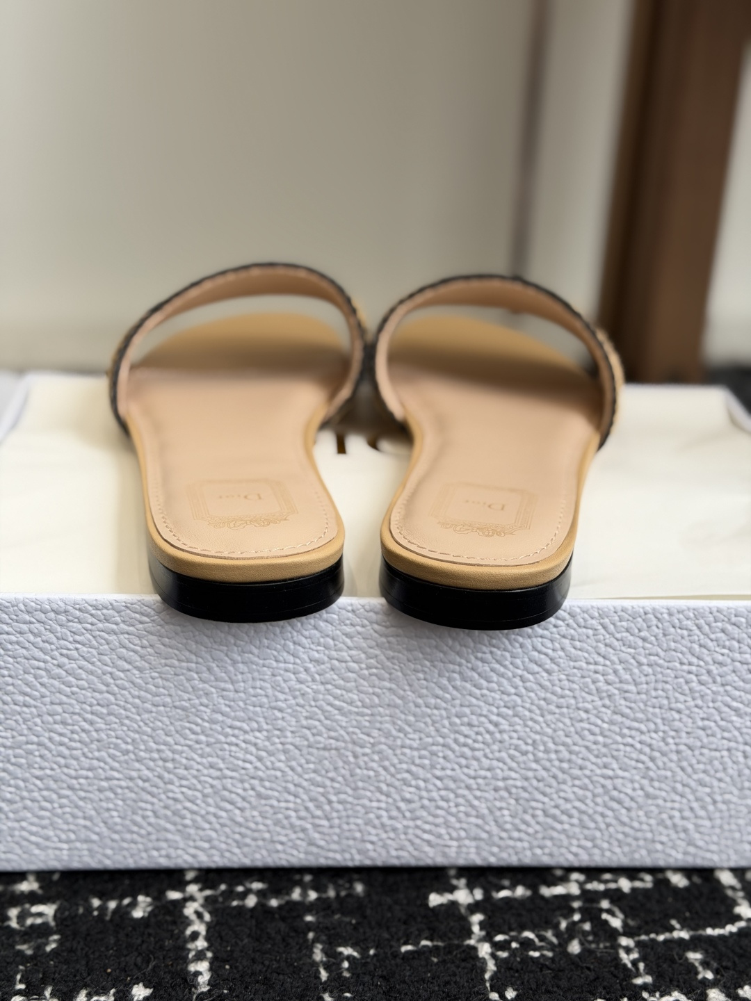代购级DIOR 迪奥新品编织袋电绣凉拖 休闲度假风 夏日必入搭配单品 面料：立体刺绣 飞织内里：垫脚羊皮