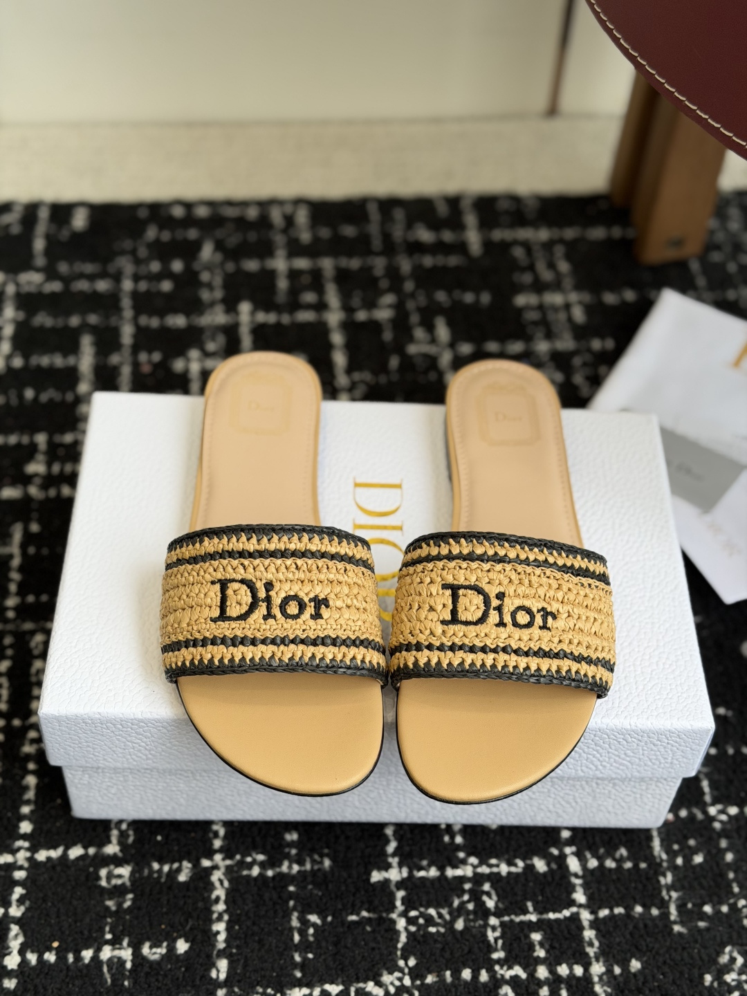 代购级DIOR 迪奥新品编织袋电绣凉拖 休闲度假风 夏日必入搭配单品 面料：立体刺绣 飞织内里：垫脚羊皮