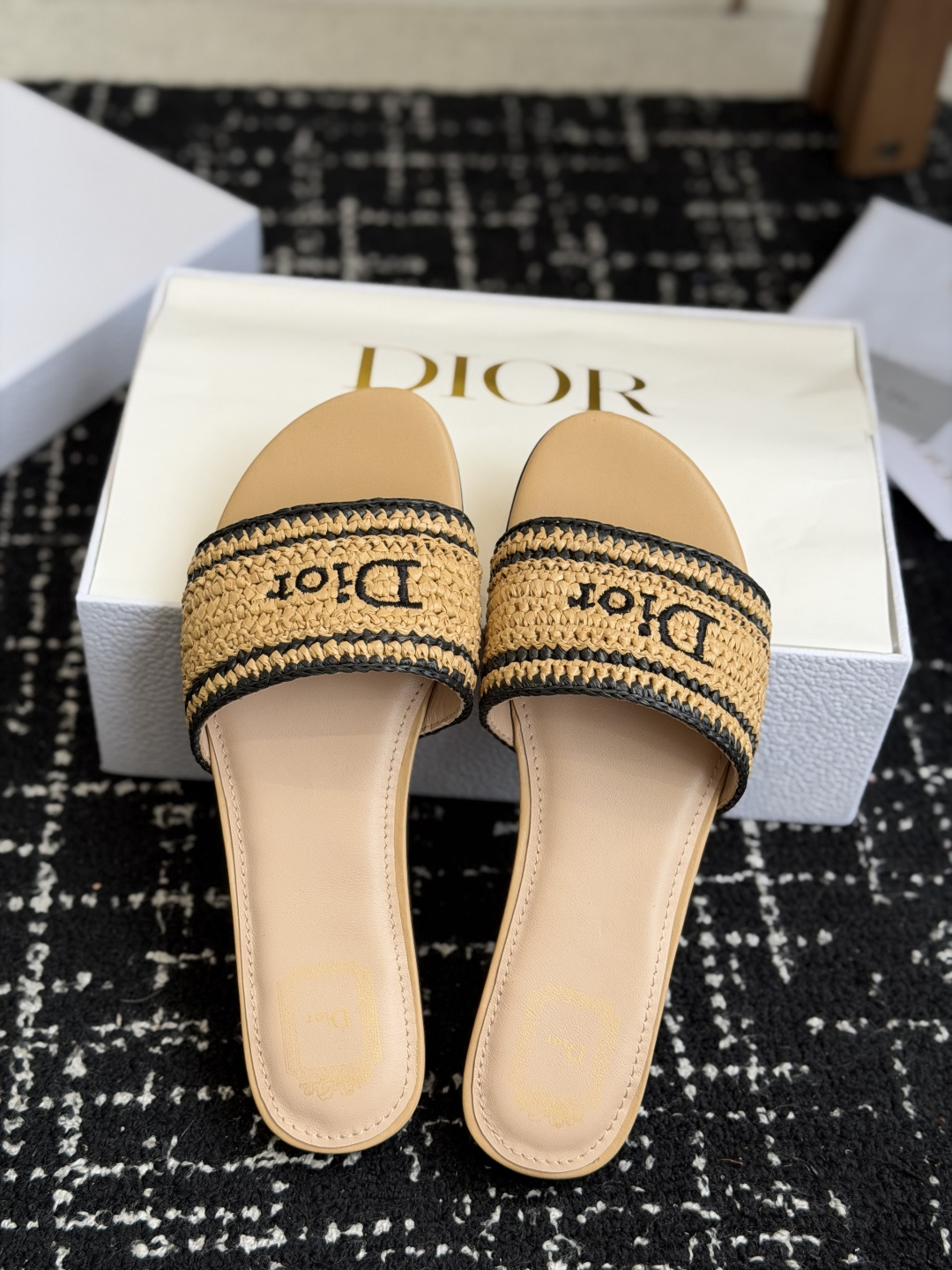 代购级DIOR 迪奥新品编织袋电绣凉拖 休闲度假风 夏日必入搭配单品 面料：立体刺绣 飞织内里：垫脚羊皮